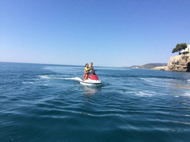 Chicas en moto nautica.jpg